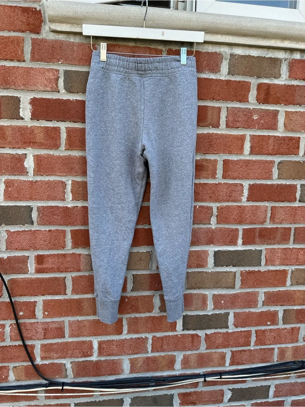 Nike kids Sportwear Club slim Fit Fleece Joggers Heather Grey white Nike Swoosh
